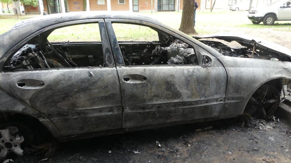 automobil, izgoreo, Mercedes, eksplozija