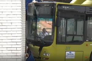KARAMBOL U ŠAPCU: Autobus probio zaštitnu ogradu na autobuskoj stanici pa se zabio u zid kafića (FOTO)