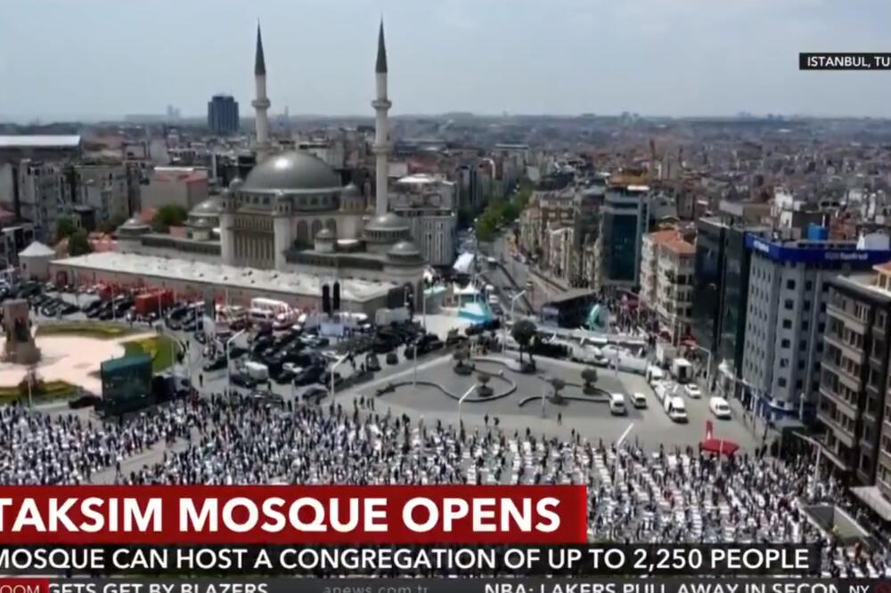 U ČAST 568 GODINA OD PADA CARIGRADA U RUKE OSMANLIJA Otvorena treća najveća džamija u Istanbulu! Trg Taksim bio ispunjen vernicima