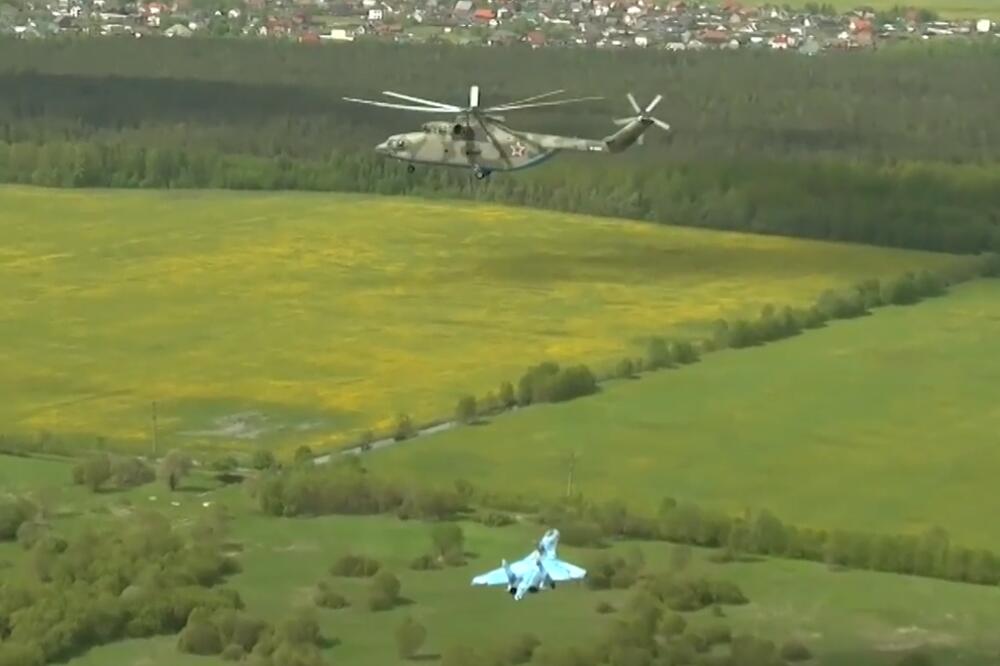 NEZAPAMĆENA SCENA IZNAD SANKT PETERBURGA: Ruski helikopter Mi-26 nosio lovca Su-27 VIDEO