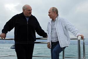 KAD MOŽE PUTIN MOGU I JA! Lukašenko se na poziv ruskog predsednika okupao u Crnom moru na 16 stepeni FOTO