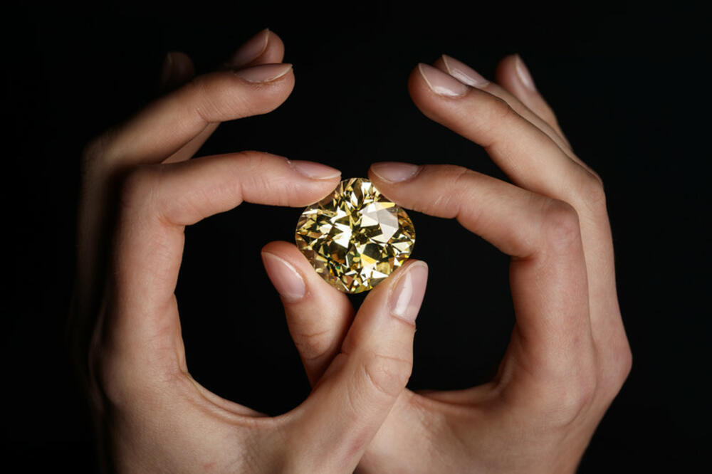 ROMANTIKA: Proputovao pola zemlje da bi iskopao dijamant za verenički prsten, našao žuti kamen od 2,2 karata