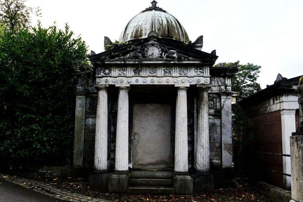 TO JE NEPOŠTOVANJE MRTVIH: Grobovi na istorijskom londonskom groblju zapušteni, pokrenuta kampanja za spas spomenika FOTO