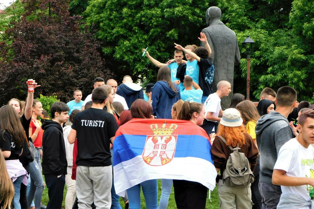 PESMA I MUZIKA ODJEKUJU LOZNICOM: Maturanti okupirali uice i trgove i proslavili kraj školske godine