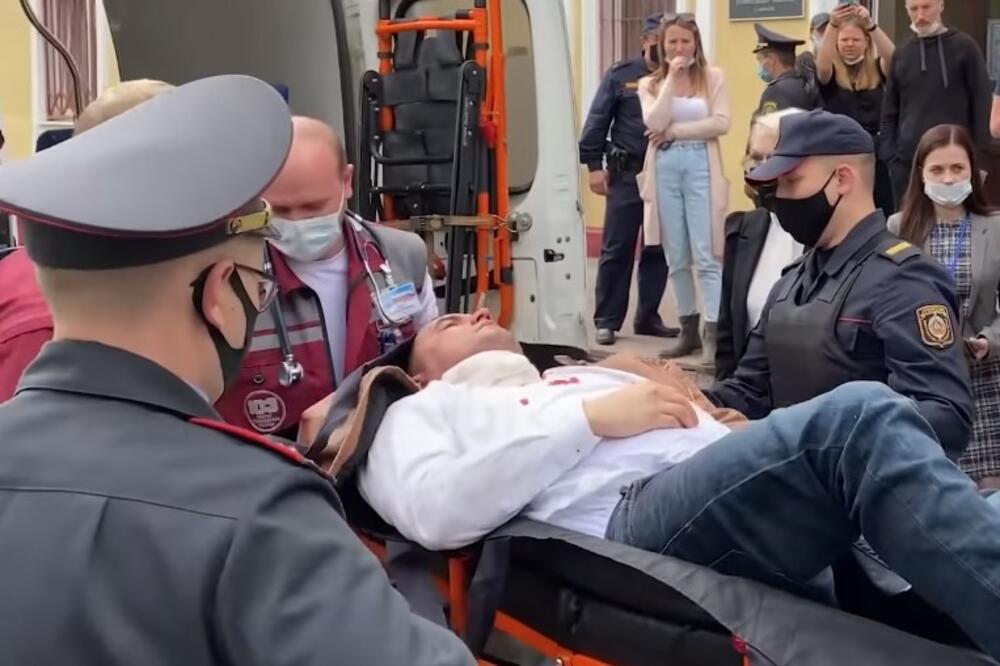BELORUSKI OPOZICIONAR HTEO DA SE UBIJE NA SUĐENJU: Zabio olovku sebi u vrat u znak protesta UZNEMIRUJUĆE