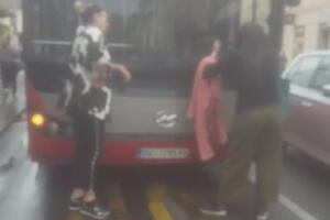 DALJE NEĆEŠ MOĆI! DRAMA USRED ZEMUNA: Žena stala pred autobus i udara o šoferšajbnu, nastao potpuni haos! (VIDEO)