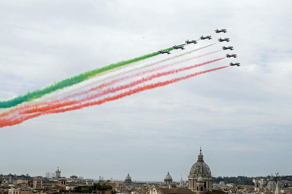 TROBOJNE STRELE NA NEBU Italija i ove godine proslavlja Dan Republike u senci korone: U čast praznika avioni nadleću gradove FOTO