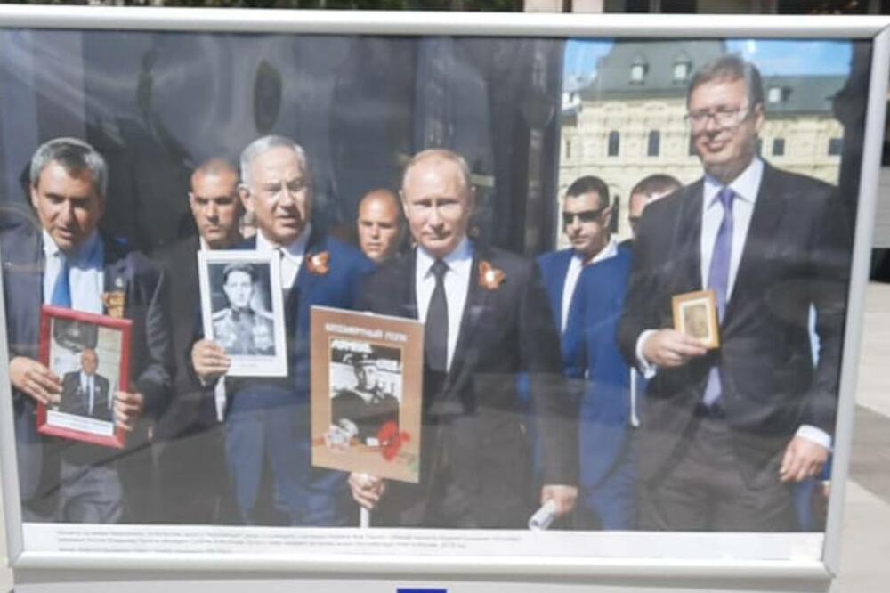 VUČIĆ NA BILBORDU U CENTRU MOSKVE: Postavili fotografiju na kojoj sa Putinom i Netanijahuom nosi sliku dede Anđelka (FOTO)