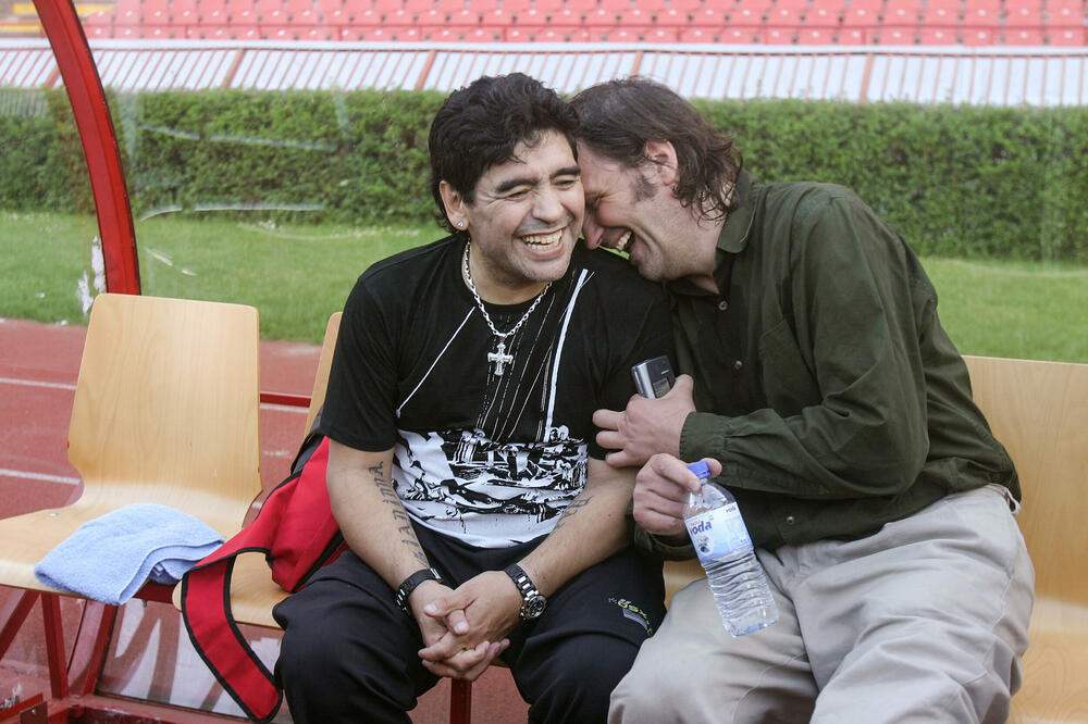 VELIKA IZLOŽBA FOTOGRAFIJA U ČAST FUDBALSKE LEGENDE: Priča kako je Maradona zavoleo Srbiju, Beograd i naše trubače FOTO