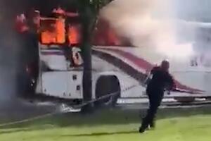 PETNAEST BRITANSKIH ĐAKA PREŽIVELO PAKAO: Na putu do škole im se zapalio autobus, reakcija vozača bila ključna za spasavanje VIDEO