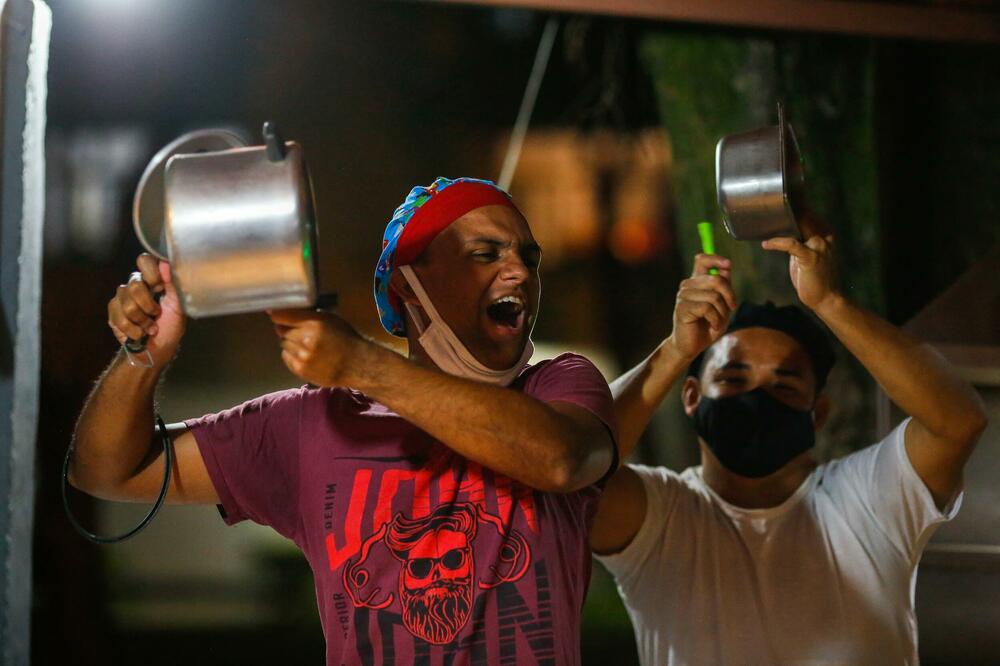 BRAZILCI BESNI: Lupali u šerpe u znak protesta tokom obraćanja Bolsonara naciji