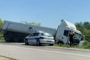 SAOBRAĆAJNA NEZGODA NA AUTO-PUTU: Kamion sleteo s puta i prevrnuo se
