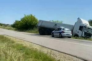 HOROR NA PUTU U KAĆU: Kamion udario biciklistu, ostao zaglavljen ispod točkova vozila, izvlačili ga vatrogasci!
