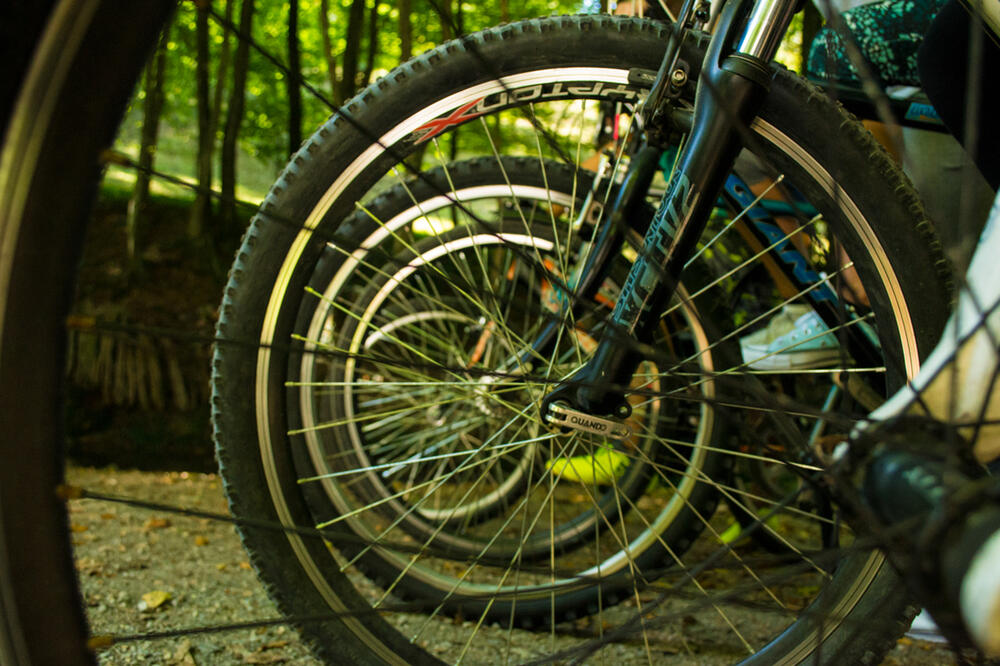 TEŠKO POVREĐEN: Biciklista na Fruškoj gori zadobio povrede kičme