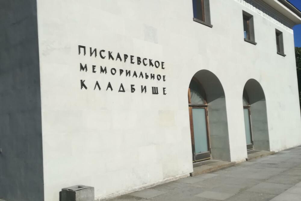 DAČIĆ U RUSIJI: Položio venac na Memorijalnom groblju u Sankt Peterburgu