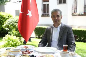 U REZIDENCIJI OBELEŽEN SVETSKI DAN DORUČKA: Opojni čajevi, sirevi, bureci i masline na trpezi turskog ambasadora!