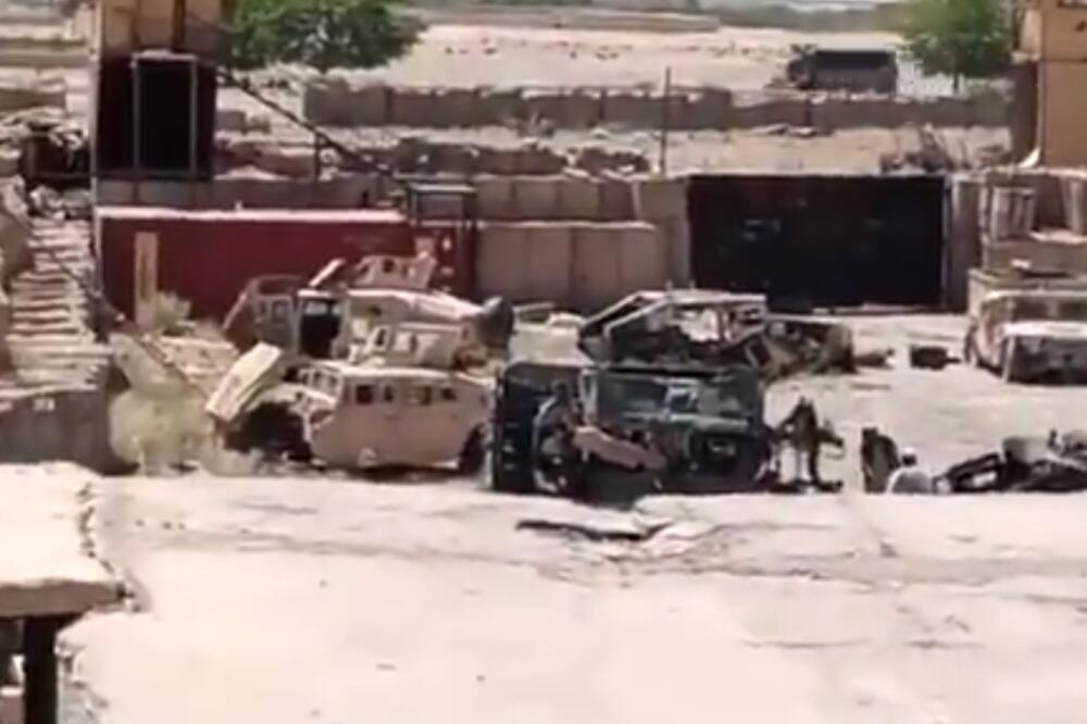 RASULO U AVGANISTANU Talibani zauzeli još jednu vojnu bazu! Na IZVOLITE od hamvija do municije! Vojska se razbežala VIDEO