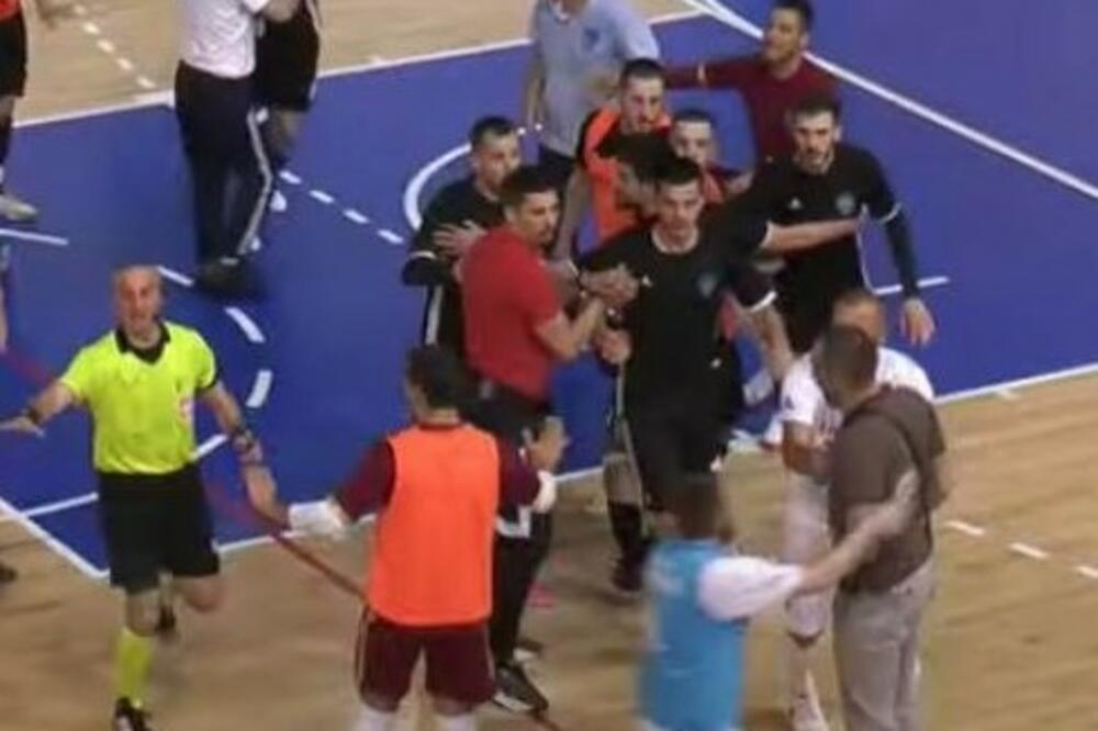 TUČA U ŠUMICAMA! Član Novog Pazara napao igrača FON-a, navijač sišao sa tribina i nokautirao ga! (VIDEO)