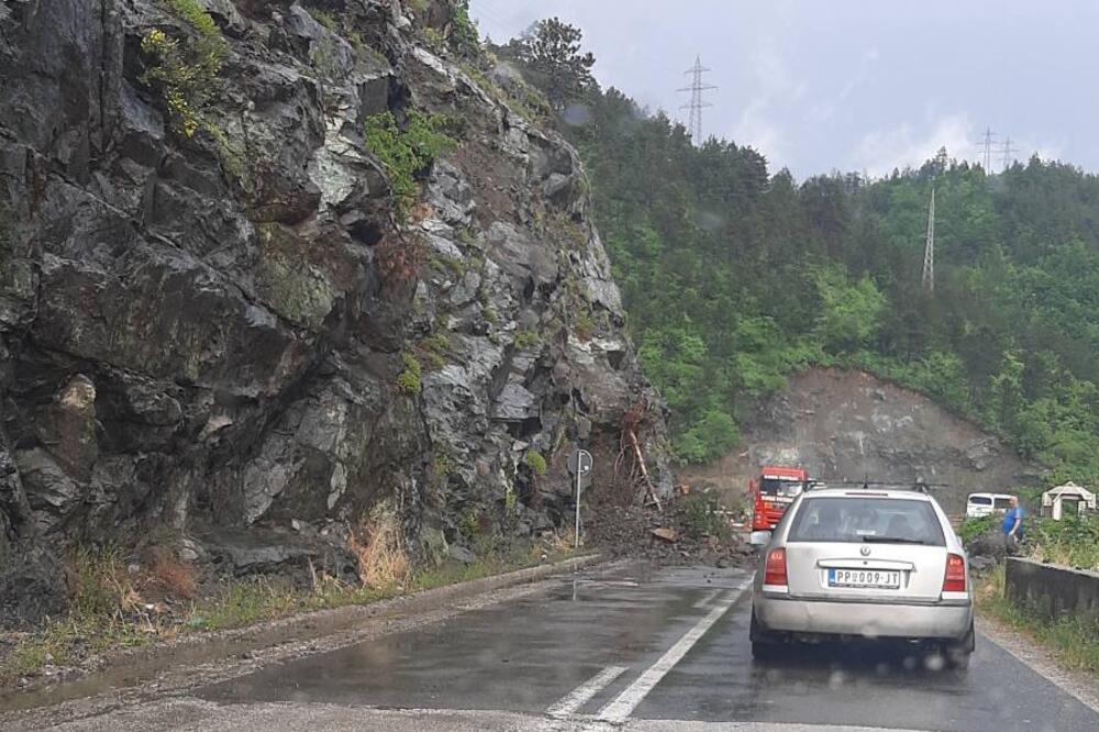 ODRONI KOD 3 OPŠTINE ZBOG JAKOG NEVREMENA: Kamenje i granje na putu usporili saobraćaj u mestu Druglići