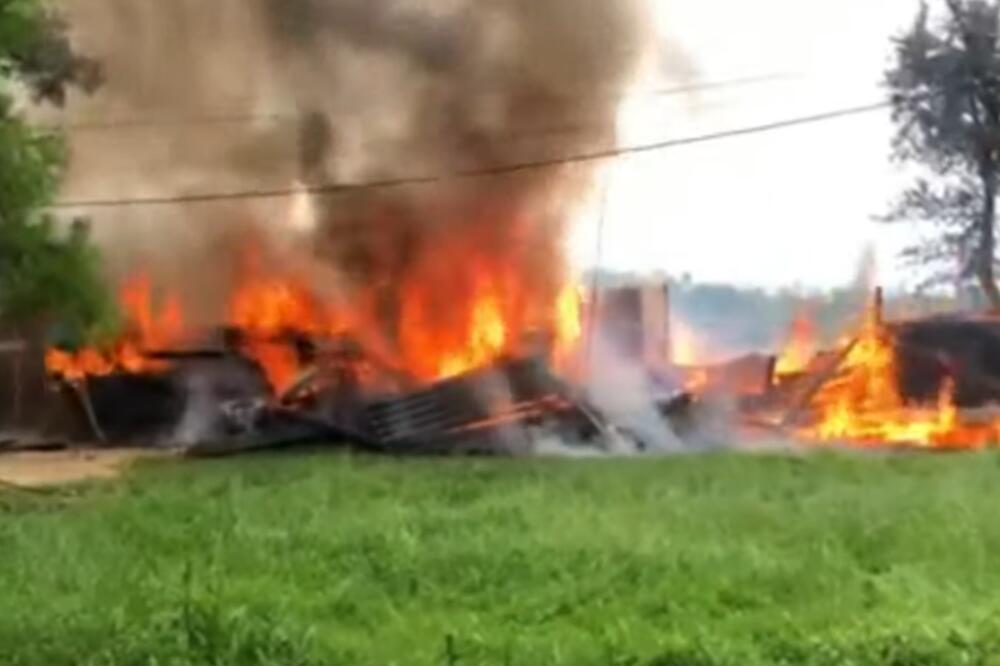 IZGORELE DVE KUĆICE NA ADI BOJANI Vatrogasci uspeli da spreče da vatra zahvati i treću VIDEO