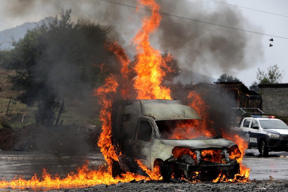 Zapaljeno vozilo na biračkom mestu Grad Arantepakva, država Mičoakan