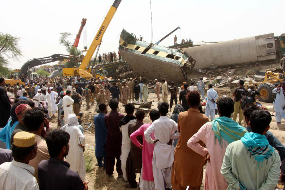 IZNOSILI TELA CELE NOĆI Crni bilans sudara vozova u Pakistanu: Najmanje 63 žrtve, uzrok nesreće i dalje nije poznat FOTO