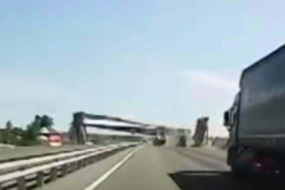 POMAHNITALI KIPER SRUŠIO NADVOŽNJAK U RUSIJI! Vozač zaboravio i prešao polovinu auto-puta pre udara u most! VIDEO