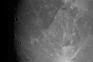 SLIKE SA LEDENOG GANIMEDA Džuno poslao fotografije najvećeg Jupiterovog meseca FOTO