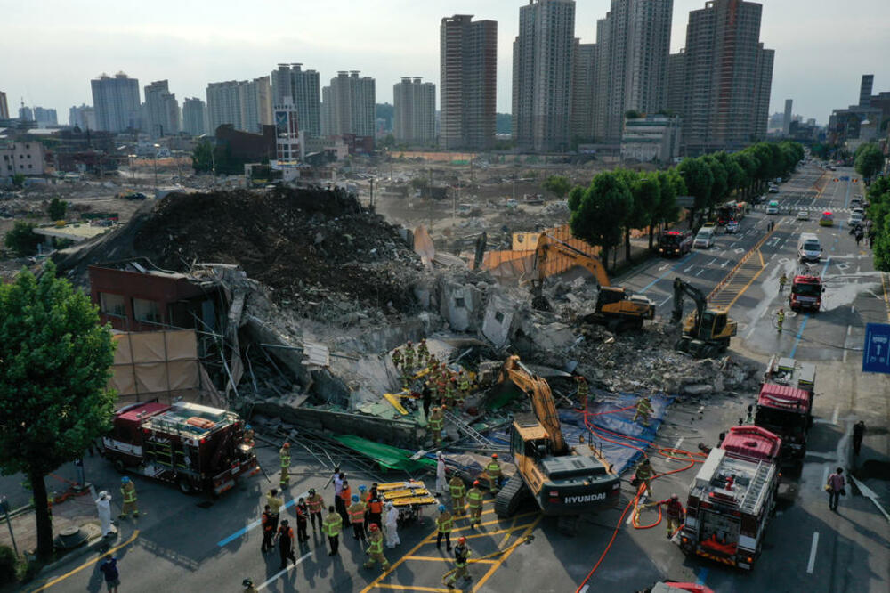 SRUŠILA SE ZGRADA U JUŽNOJ KOREJI: Beton pao na obližnja vozila, poginulo devetoro ljudi FOTO