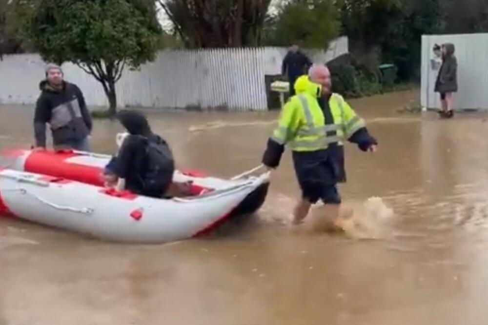 NEVREME SE SRUČILO NA AUSTRALIJSKI TRALALGON: Vetar duvao 119 km na sat, ljudi zarobljeni u automobilima, evakuisano 220 kuća