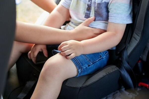 ZASTRAŠUJUĆI SNIMAK IZ BEOGRADA: Dete je sedelo na sedištu SAMO U AUTOMOBILU, čovek bio sleđen prizorom! (VIDEO)