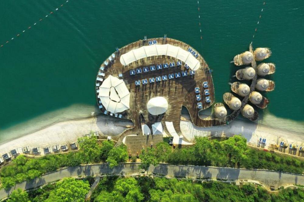 ŠARM JUNSKOG SUNCA: Uhvatite još prve tople zrake na privatnoj plaži u hotelu na sopstvenom poluostrvu
