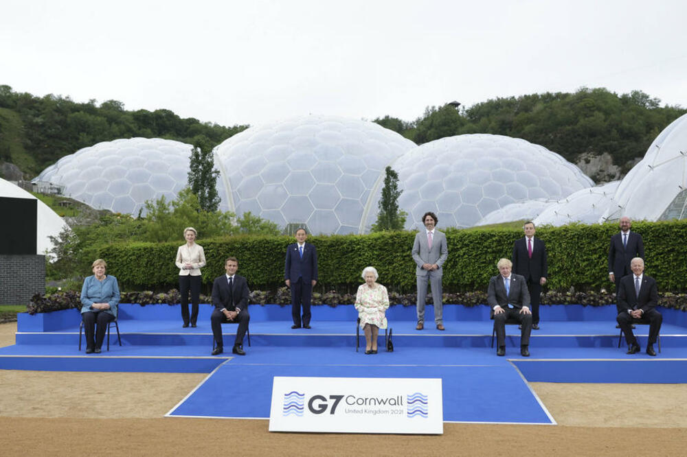 DA LI SMETE DA IZGLEDATE KAO DA VAM JE ZABAVNO? Kraljica Elizabeta opustila atmosferu na G7 duhovitim pitanjem Džonsonu VIDEO