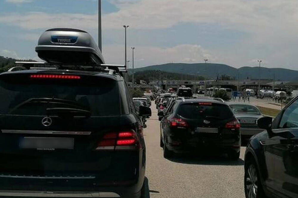 USIJA SE AUTO, IMAŠ UTISAK DA ĆE SE ISTOPITI! Velike gužve na ULAZU U GRČKU, putnike nasumično testiraju na graničnom prelazu