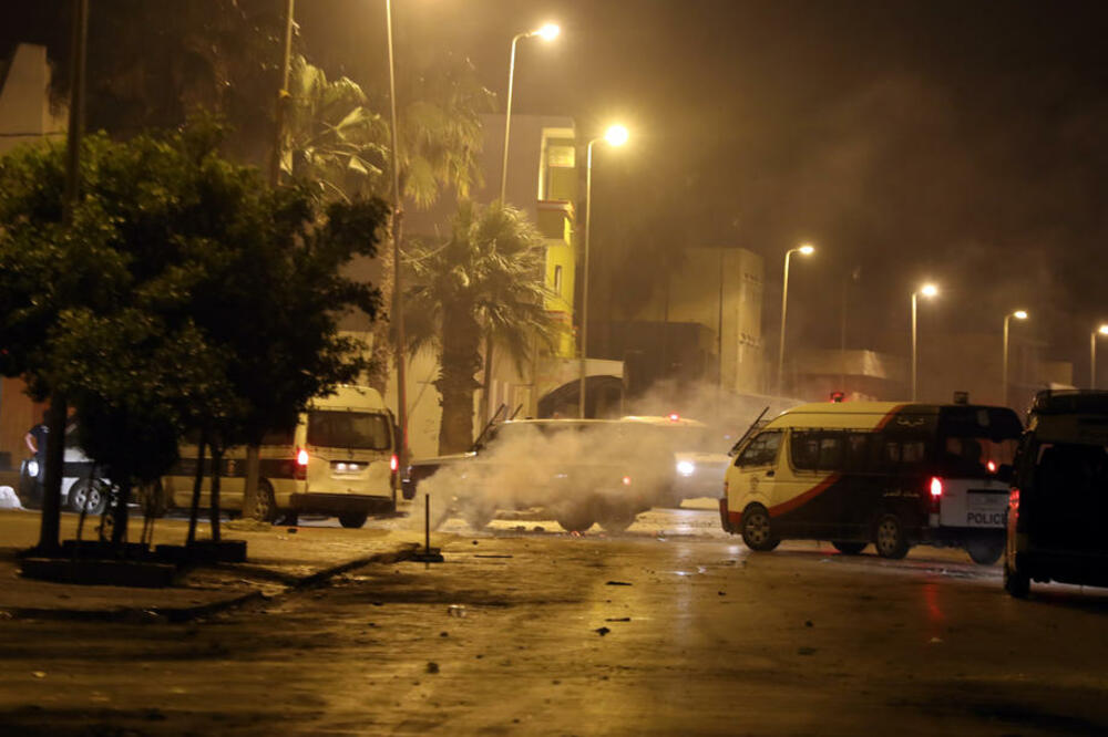 HAOS U TUNISU: Policija premlatila mladića, izbili protesti i sad je krenula opšta tuča demonstranata i policije