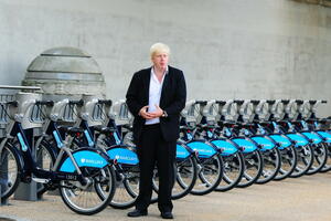 SA MARGINA SAMITA G7: Džo Bajden poklonio Borisu Džonsonu bicikl u bojama Velike Britanije