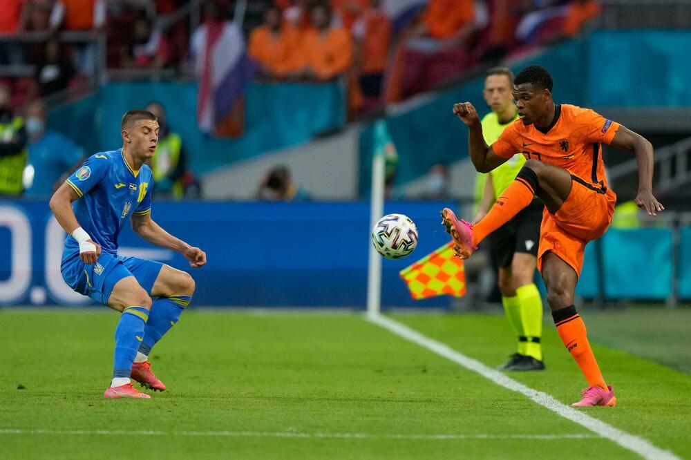 HOLANDIJA U LEPOTICI PRVENSTVA SAVLADALA UKRAJINU: Lale se provukle u Amsterdamu, Damfris u finišu postigao gol za pobedu VIDEO