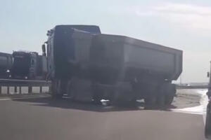 DRAMA NA OBILAZNICI OKO BEOGRADA: Kamion izleteo sa puta, probio obe zaštitne ograde FOTO