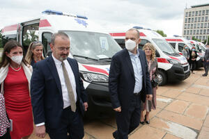 AMBASADOR GODFRI URUČIO DONACIJU MINISTRU LONČARU: 6 ambulantnih vozila za zdravstvene ustanove širom Srbije
