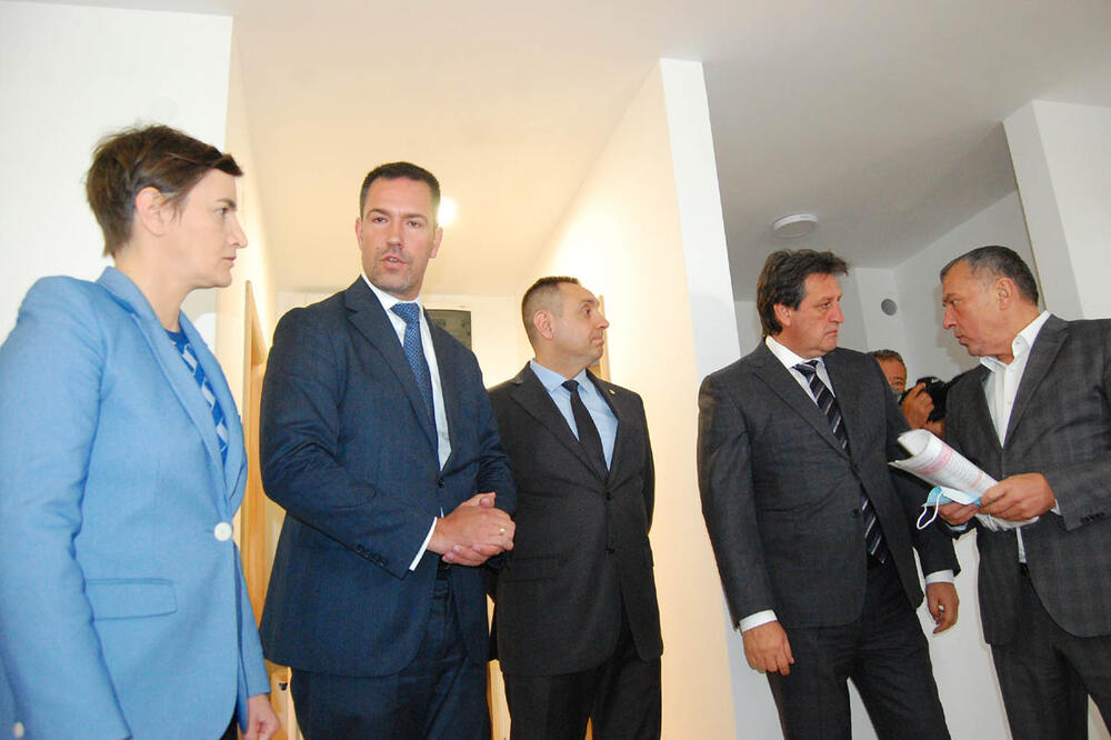 REŠAVANJE ŽIVOTNOG PITANJA: Premijerka Ana Brnabić uručila prve ključeve stanova pripadnicima službi bezbednosti u Kraljevu