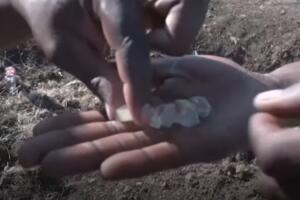 DIJAMANTSKA GROZNICA Seljanin pronašao misteriozni kamenčić u polju i život mu se potpuno promenio VIDEO