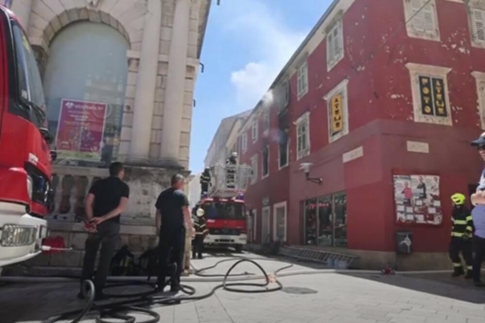 IZGORELA ZGRADA IZ 14. VEKA U ZADRU: Vatra zahvatila više stanova, vatrogasci se borili sa stihijom 4 sata