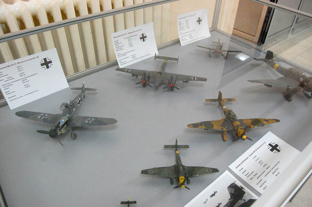 AVIJACIJA U MINIJATURAMA U KRALJEVU: Otvorena izložba maketa aviona koji su učestvovali u bombardovanju 1941. godine (FOTO)
