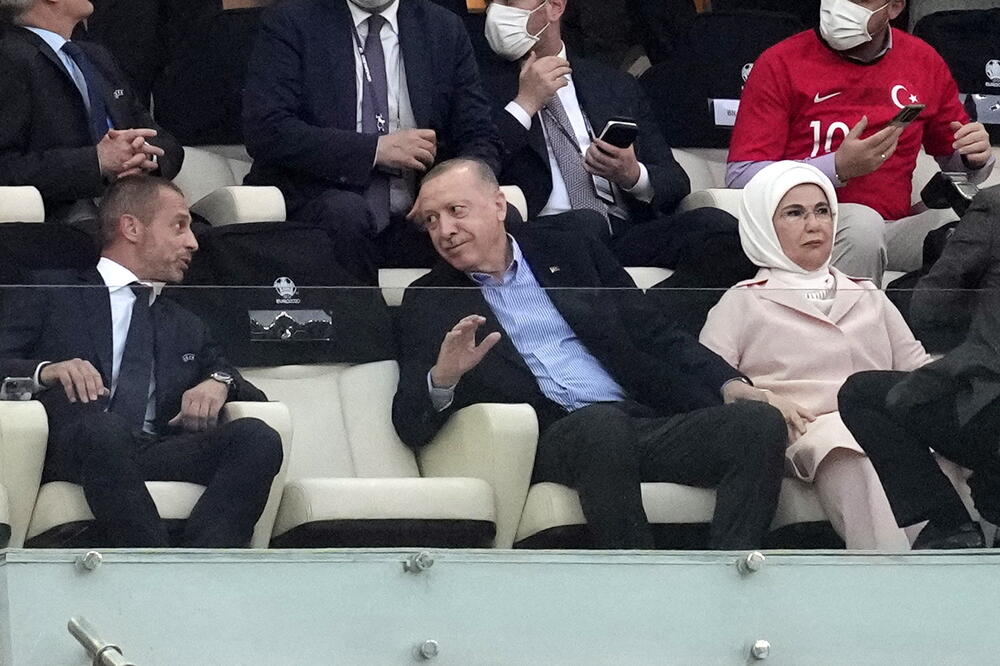 ERDOGAN SE NERVIRA U LOŽI: Predsednik bodri fudbalere Turske protiv Velsa