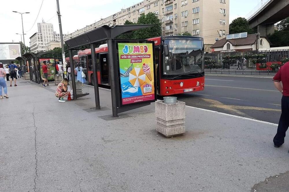 UZNEMIRUJUĆE SLIKE NESREĆE KOD BEOGRADSKOG SAJMA: Žena ispala iz autobusa, povređena i njena trudna ćerka (FOTO)