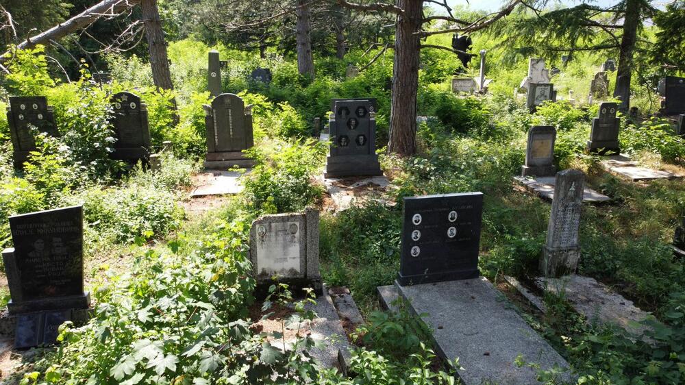 Teško oskrnavljeno i uništeno groblje