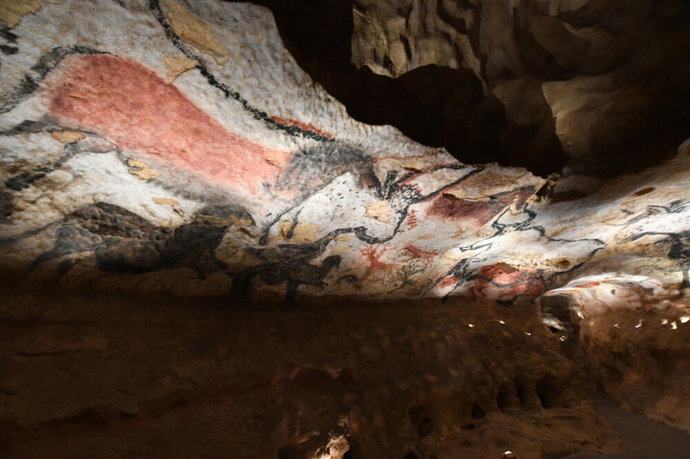 TREPERAVA CRVENA SVETLOST U MRAKU PEĆINE: Kako su praistorijski umetnici ukrašavali najudaljenije i najmračnije zidove pećina