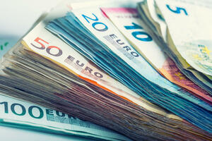 ZVANIČNI SREDNJI KURS: Evro danas 117,38 dinara