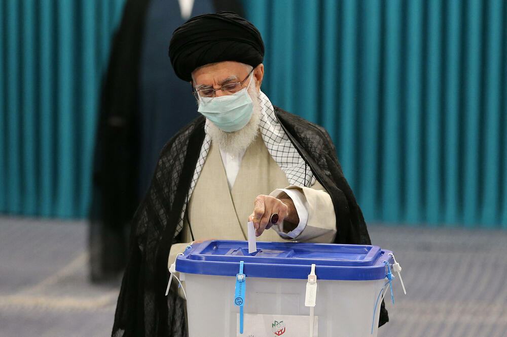 OTVORENA BIRALIŠTA U IRANU: Vrhovni vođa ajatolah Ali Hamnei ubacio listić u posebnu kutiju FOTO