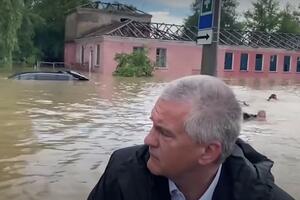 SKANDAL NA KRIMU: Premijer ide čamcem kroz poplavljeni grad, a iza njega muškarci plivaju! VIDEO